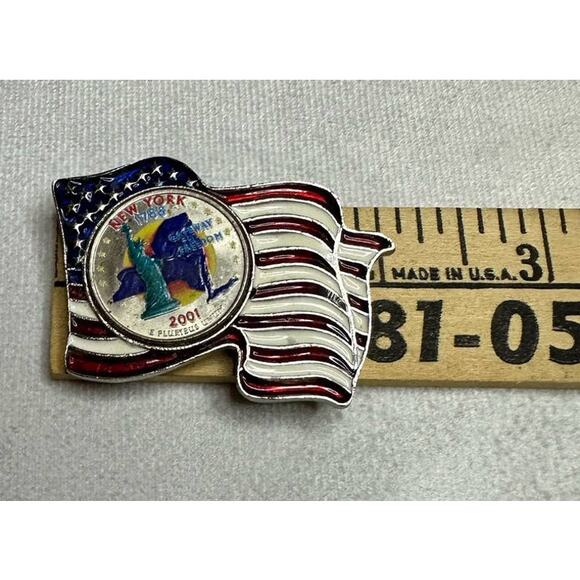 American Flag Lapel Pin - 2001 New York State Quarter - Pledge On Back - Picture 4 of 4